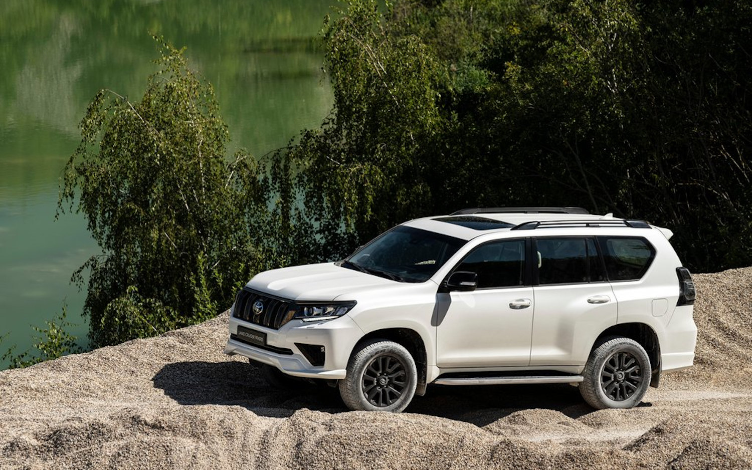 Toyota Land Cruiser Prado 2021 SUV Drive